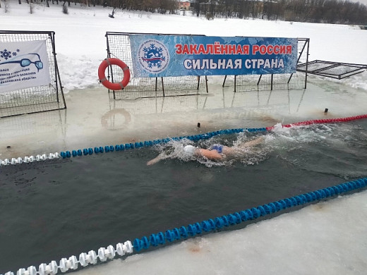 Владимир Шарыпов присоединился к ивановским моржам и проплыл с ними 25 метров